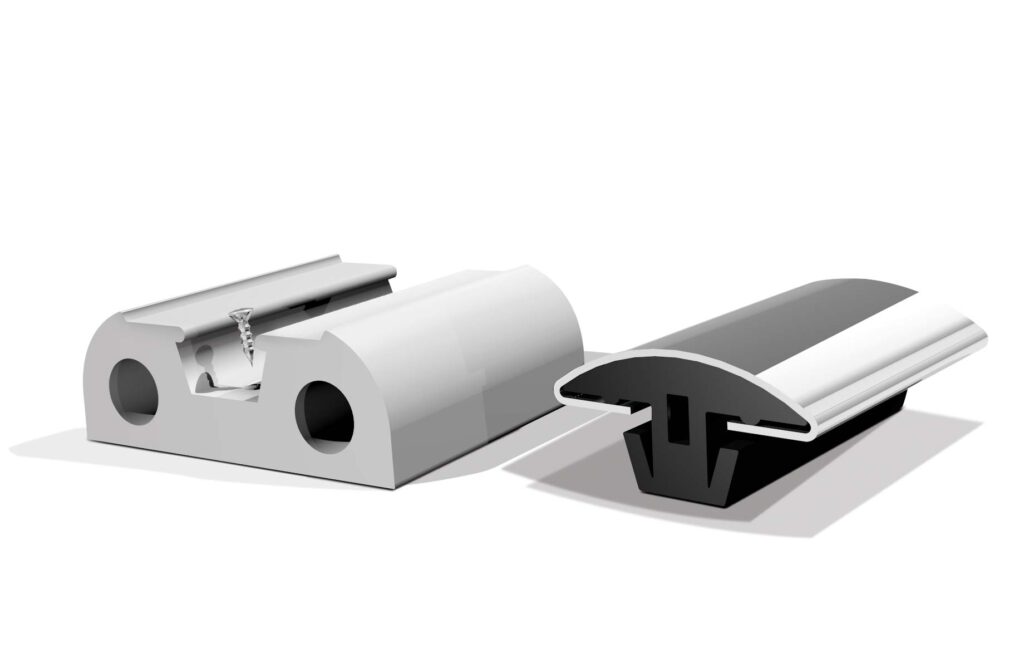 Montare la base in PVC sull'imbarcazione.