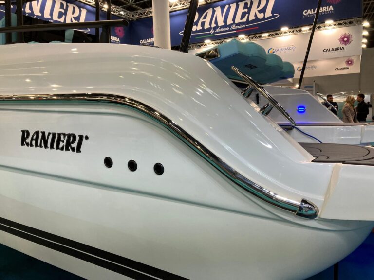 Esposizione di un'imbarcazione Ranieri con parabordo Sphaera