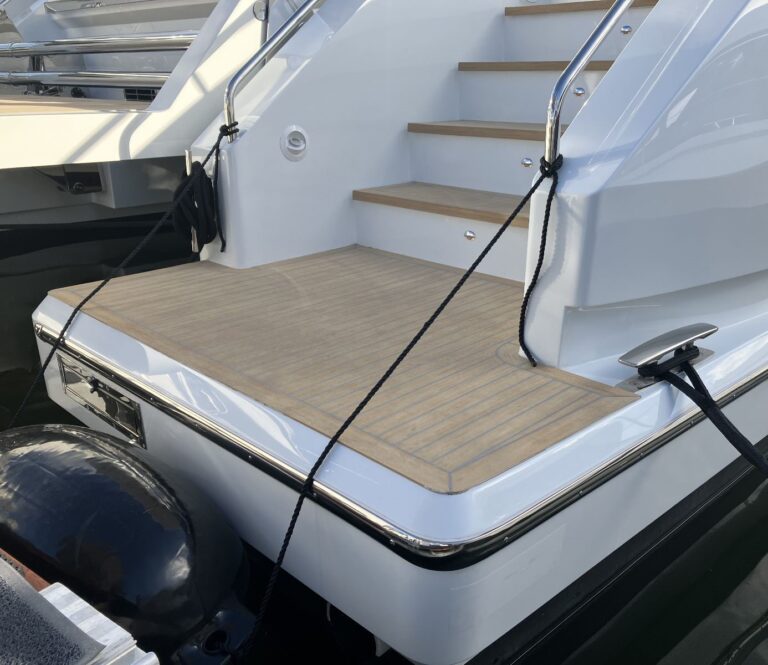 Poppa di uno yatch con profilo Sphaera applicato